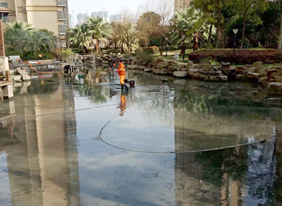三都镇景观池淤泥清理