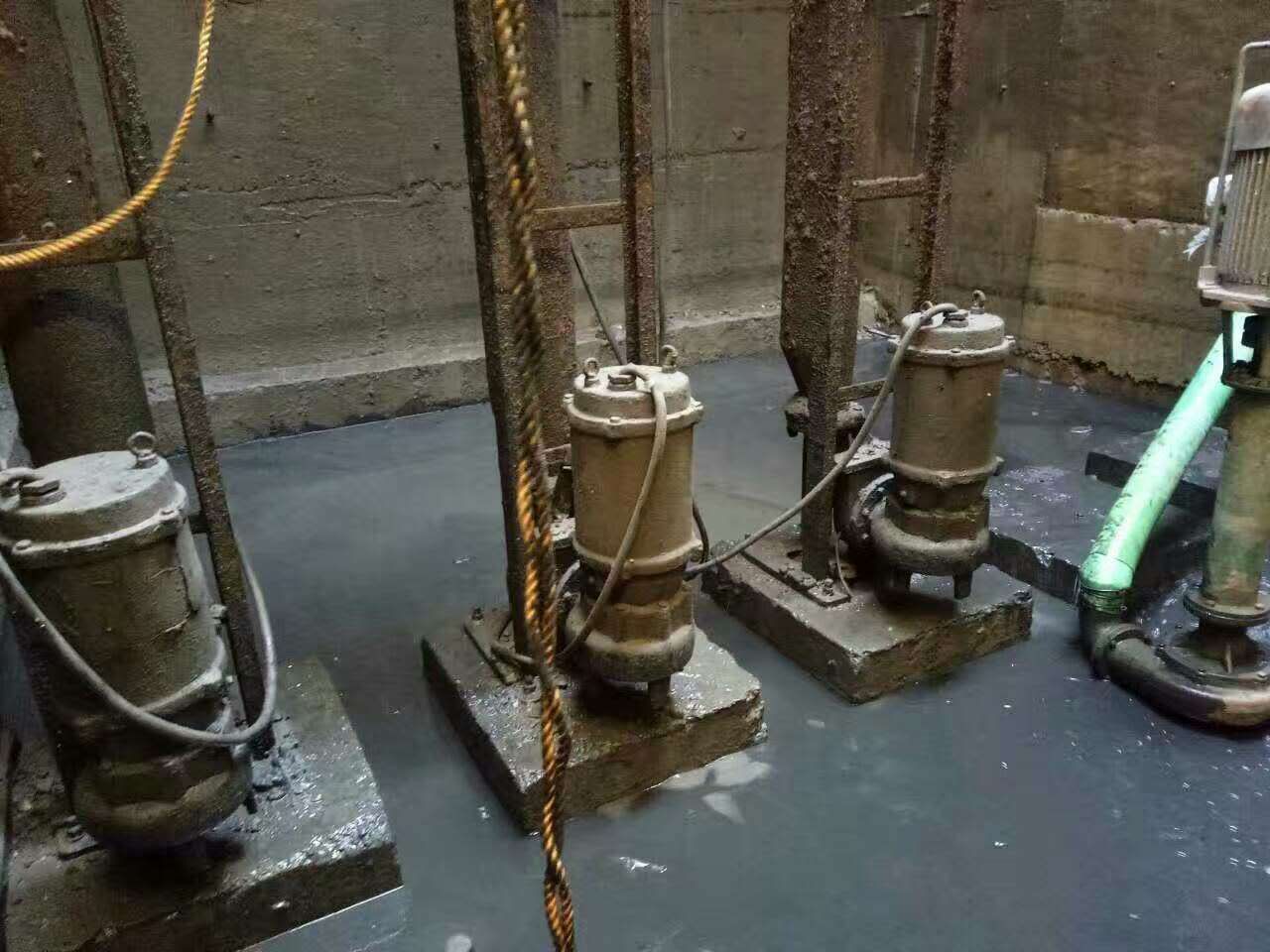 三都镇污水池清理