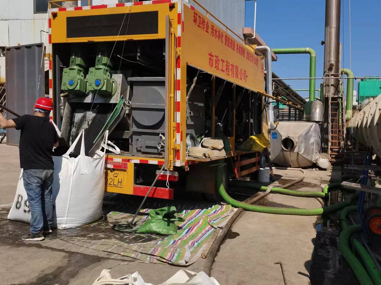 三都镇淤泥压干处理