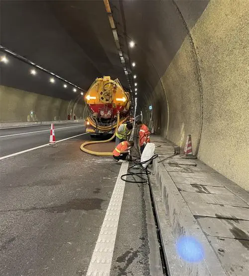 三都镇隧道排水渠清淤